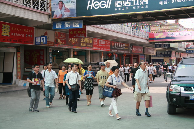 阳光明媚的早晨,参加团购会的嘉宾到来了